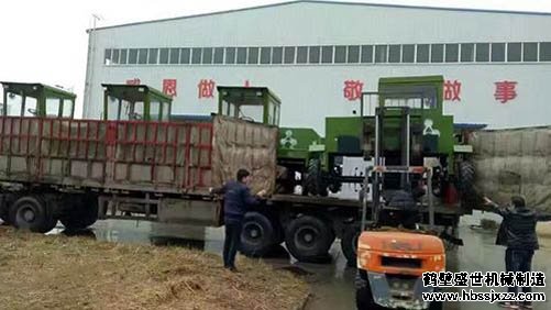 大家齐心协力将有机肥设备装车